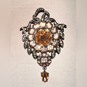 Vera Wang Statement Bling Brooch Champagne‎ Center Cab and Teardrop Dangle